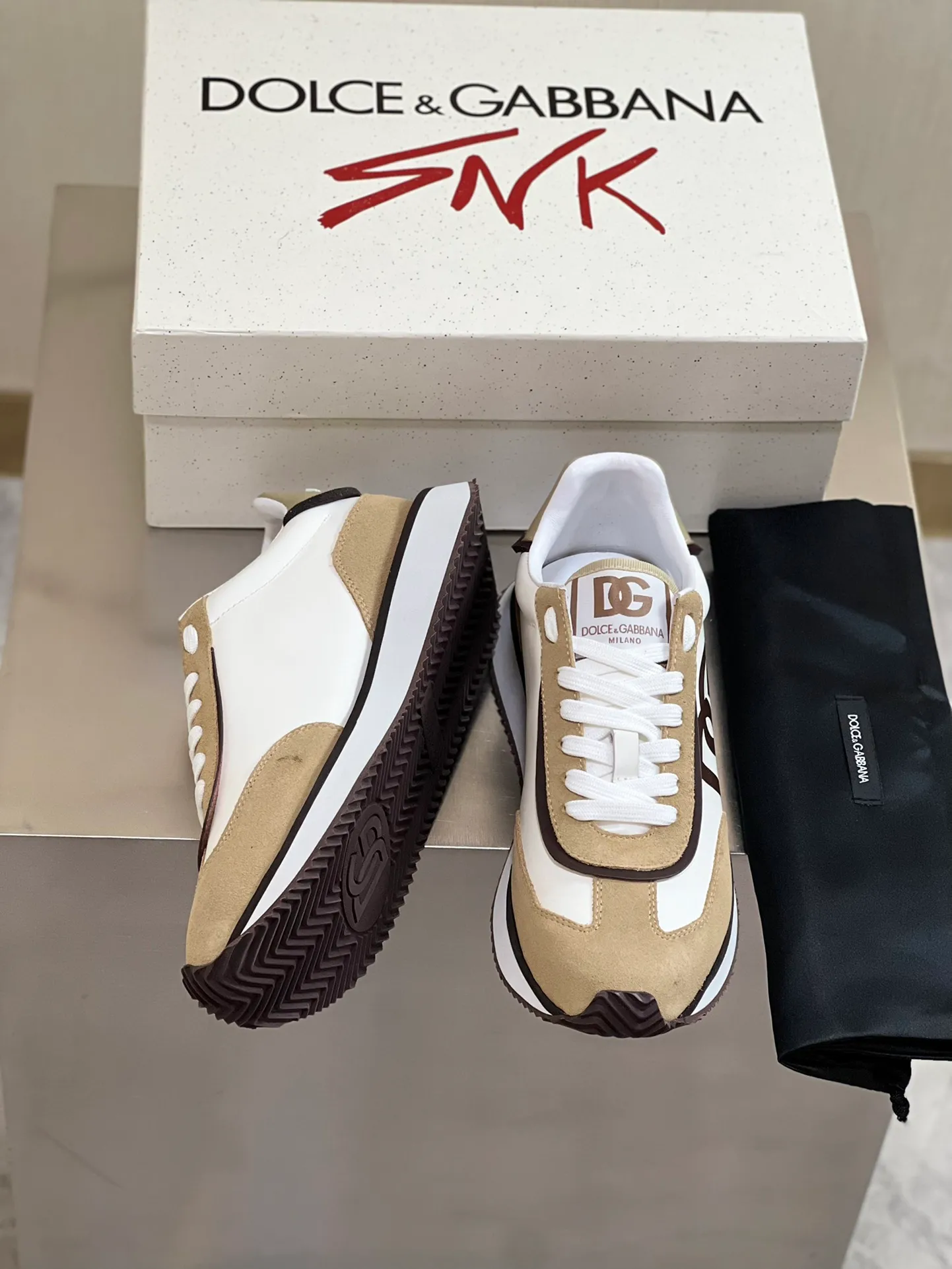 Factory price: 458💰••New product•• Dolce&G*_dgDolce&G*_dgDolce&G*_dgDolce&G*_dgDolce&G*_dgDolce&G*_dgDolce&G*_dgDolce&G*_dgDolce&G* 2024 new men's lace-up leather casual sneakers for early spring are made of imported suede cowhide spliced ​​with waterproof fabrics, mixed and matched color design, a fashionable and energetic sneaker that can easily meet the needs of modern dressing and highlight the contemporary lifestyle style. The foot is fully lined with cowhide for greater comfort. The tongue and heel are decorated with logos. It is equipped with a rubber outsole. The heel and toe are wrapped to further protect our feet. It is a model worth buying! Size: 39-44 (customized at 38.45)